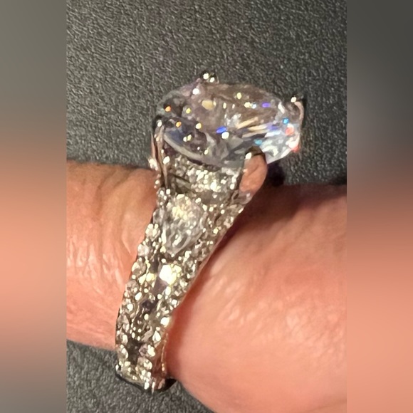 Woman’s ring - Picture 5 of 13